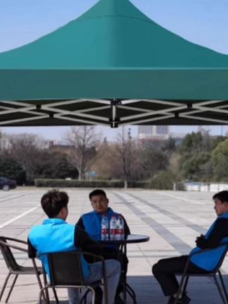 户外伸缩式折叠遮阳大伞户外帐篷广告伸缩式折叠遮阳大伞四脚伞棚子停车防雨棚自动摆摊用喜欢户外摆摊、停车的朋友们,这个户外伸缩式折叠遮阳大伞可别错过。它是四脚的,很稳固。能遮阳,还能防雨呢。而且它是伸缩式的,折叠起来很方便,收纳不占地方。不管是摆摊的时候,还是停车的时候,把它打开就能用,立马就能有一片阴凉的地方。有了它,咱们在户外就不怕太阳晒,也不怕突然下雨啦。#户外遮阳伞 #伸缩折叠伞 #摆摊雨棚 #停车雨棚 #户外大伞