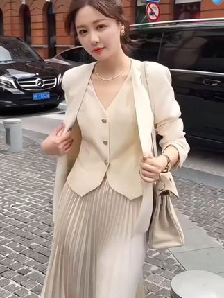 秋季新款时尚穿搭显瘦三件套 #秋季穿搭 #美出高级感 #穿搭 #谁穿谁好看 #ootd穿搭