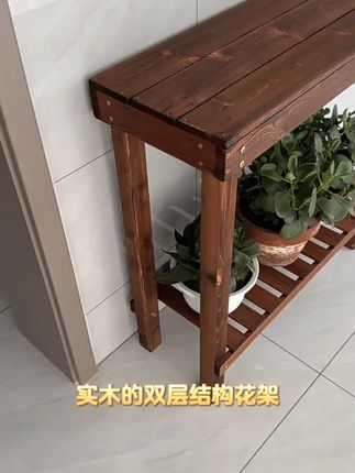 实木的双层结构花架,非常适合养植物的家庭。这个花架有两个层次 采用了加粗的支柱,整个都是加厚的立柱,所以非常的结实耐用。而且它可以收纳大花盆,还可以挂一些小饰品,甚至可以放一个鱼缸在里面都没问题。此外还给大家加了两个滑轮,方便移动位置。喜欢的朋友赶快去购买吧新店特惠户外双层花架阳台置物架实木鱼缸架室内客厅防腐木落地式 工厂直销,生产厂家批发。#户外双层花架 #阳台置物架 #实木鱼缸架 #客厅防腐木落地式