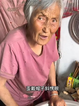 东北人从小就爱吃酸菜大骨头,好吃到哭!#八零徐姥姥 #一起学做菜 #东北酸菜