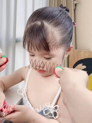 天热女儿碎发多刘海长又热又乱的,一定要试试这个隐型碎发梳 #儿童编发 #学会快去试试吧🔥 #碎发整理 #儿童碎发神器 #儿童头饰推荐