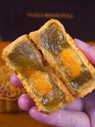爱吃蛋黄莲蓉月饼的可不要错过了,纯手工制作,莲蓉微甜不腻,蛋黄沙沙流油#好吃到停不下来 #月饼🥮 #吃货必备