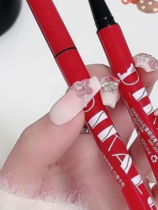 极细眼线液笔,新手也能画出精致眼妆 这款极细眼线液笔太懂化妆新手!笔尖纤细到几乎贴合睫毛根部,描线时精准不手抖,轻松勾勒出自然内眼线或精致外眼线,还能细致描绘眼尾弧度,轻松打造氛围感眼妆。 持久度超在线,防汗防水配方不怕出油晕妆,夏天带妆一整天也能保持精致。速干质地超贴心,画完不用等太久,避免蹭花眼影。显色度刚好,不会过深显生硬,反复叠加也能自然过渡,不管是日常通勤妆还是约会妆,用它都能让眼部轮廓更精致,新手也能轻松上手! #眼线液笔  #持久  #眼线笔  #氛围感眼妆  #纤细