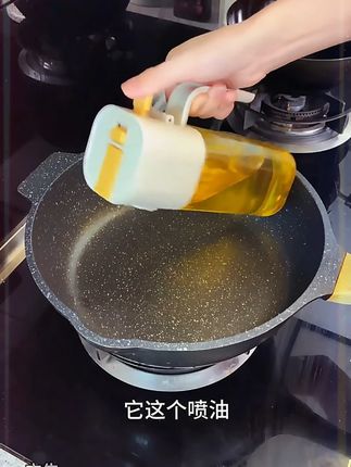 家里经常做饭的一定要入手这个二合一喷油壶,既能喷油也能倒油 #油壶 #喷油壶 #油壶不挂油