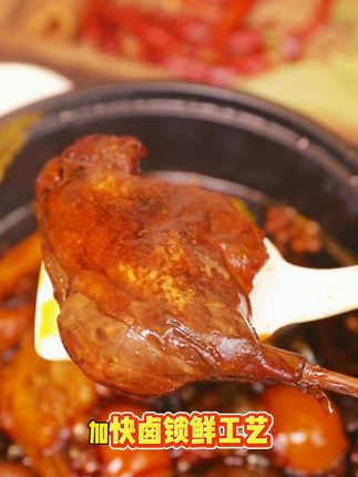 有辣的也有不辣的,自选口味的鸭腿!#乡巴佬 #大鸭腿 #大鸭腿啃起来