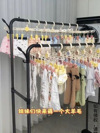 自从入了这款小花衣架晒衣服再也不占位置了!可以夹袜子,口水巾,小鞋子,小肚兜的花朵袜子夹,妈妈们一定要安排上,衣架形式的,挂在衣柜不占空间#袜子夹 #宝宝衣架 #宝宝小衣服 #母婴好物种草 #宝宝衣架