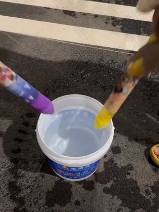 又到了玩水枪烟花的季节咯~ #玩一个很新的东西 #水枪烟花