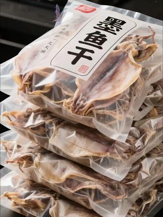 海味珍品墨鱼干。这款淡晒墨鱼干真的让人惊喜!从外观上看,它色泽自然偏黄,带着阳光晒过的温润感,体型完整,肉质紧实有光泽,没有多余的杂质,一看就是精心挑选晾晒的。 泡发后更是惊艳,水色清澈不浑浊,泡发后的墨鱼肉质厚实有弹性,闻着是淡淡的海鲜香,没有刺鼻的腥味,足见淡晒工艺的讲究,最大程度保留了墨鱼本身的鲜美。 烹饪起来也很百搭,无论是用来煲汤、炒菜还是煮粥,都能释放出独特的鲜香。煲汤时,它让汤汁变得浓郁醇厚,喝一口满是海鲜的清甜;炒菜时,和食材搭配得恰到好处,既提升了整体风味,又不会抢了主角的风头。#好物推荐🔥 #海味干货 #超便宜超划算 #墨鱼干 #墨鱼干煲汤