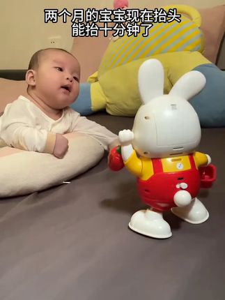 两个月宝宝每天都盯着这个#跳舞小福兔 看的好认真 好专注呀#母婴好物 #锻炼抬头玩具 #追听追视