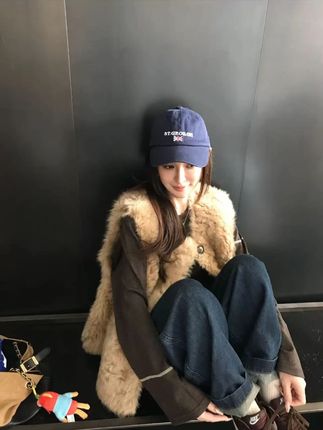 区别Low货2025冬爆款仿羊羔毛马甲女短款皮毛一体欧尼毛毛外套潮#品质女装 #时髦精 #日常搭配 #面料柔软舒适 #百搭