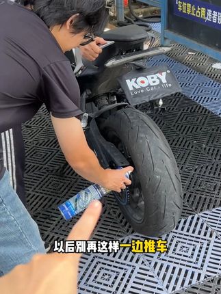 别再一人推车一人清洗链条了!试试这款迷你便携式起车架~ #便携式起车架 #便携起车架 #起车架 #骑行装备