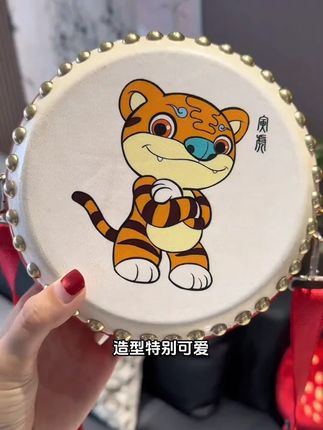 不得不服这种流传下来的玩具,非常的耐玩 ,双面都是羊皮的敲出的声音浑厚有质感 #带娃好物  #羊皮鼓  #儿童玩具