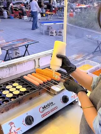 黄金脆皮烤肠机摆摊商用炉子网红烤淀粉肠燃气烤火腿香摆摊烤肠机#烤肠机 #摆摊神器 #美食设备 #商用好物 #黄金脆皮烤肠