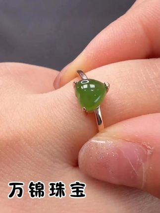 🌸 “把秋天的小浪漫戴在指尖,这颗碧玉小绿心戒指,等你把它带回家~”#万锦珠宝 #和田玉碧玉 #戒指 #精致