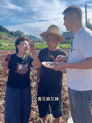 干完活路来两根香肠,真的是安逸得很#小平儿 #四川香肠