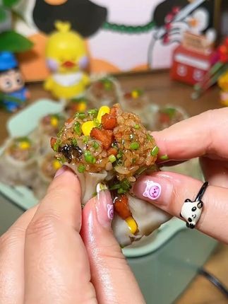早上没时间做早餐的妈妈们,可以试试这个玉米火腿烧卖,只需要上锅蒸几分钟就可以吃了,玉米的清香,火腿的浓郁,太好吃啦!#烧麦 #早餐吃什么 #妈呀太香了 #玉米火腿烧麦 #大人小孩都爱吃 d