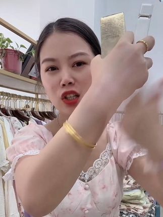 Hello! How can I assist you to #防晒霜推荐 #夏日必备防晒 #美白遮瑕 #隔离霜 #清爽不油腻 这款四合一CC霜,集防晒、美白、遮瑕、隔离于一体,轻松打造自然透亮的妆感。质地轻薄水润,上脸清爽不油腻,适合日常使用。有效帮助均匀肤色,让肌肤看起来更细腻有光泽。无论是通勤还是外出,都能提供舒适的防护体验,满足多种护肤需求。