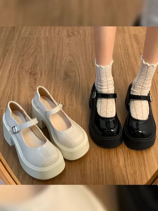 南在南方,甜酷升级!粗跟小皮鞋女,2025春季全新演绎,法式复古风与玛丽珍跟鞋的完美结合,厚底设计,舒适与时尚并存。走在潮流前沿,怎能不pick这款鞋 #玛丽珍跟鞋 #甜酷粗跟小皮鞋 #法式复古风 #南在南方 #凉鞋女