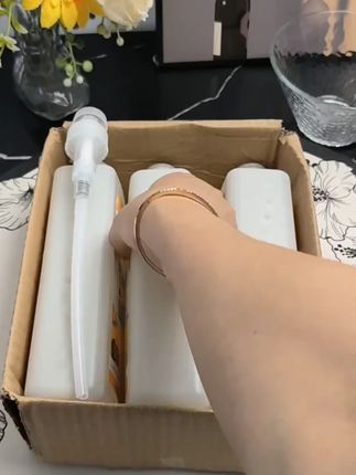姐妹们快来薅羊毛,厂家为了冲销量,现在只要13块8到手三大瓶,他还是a类的果蔬洗洁精,可以放心的清洗瓜果蔬菜, 刷到的姐妹赶紧囤上。#超便宜超划算 #果蔬净 #洗水果 #洗碗#果蔬洗洁精
