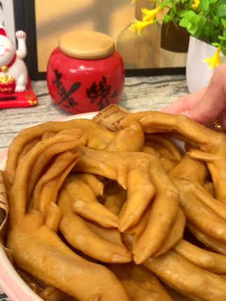 醋泡鸭爪鲜嫩多汁,辣味十足,越吃越好吃,每一口带着浓郁的醋香,追剧来一个太爽了。 #零食推荐 #追剧小零食 #鸭爪 #鸭掌 #泡鸭爪