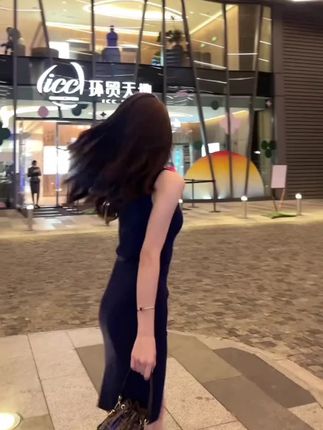 2025夏季新款女冰丝包臀针织背心连衣裙,显瘦又浪漫! #新款连衣裙 #女性时尚装 #浪漫针织裙 #2025新款裙 #冰丝针织裙