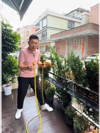 院子好物 接水龙头就可以使用,轻松在家洗车浇花浇菜冲洗地板搞卫生都可以 #关注我每天分享不一样的生活小常识 #希࿆望࿆能࿆火࿆ #浇花神器 #花园生活 #花友