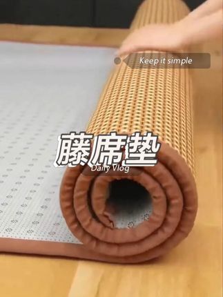 #清凉一夏 #冰丝席 #榻榻米垫 夏天怕热的,这款凉席地垫派上用场,既可以当凉席也可以当地垫,柔软舒适#居家好物 #实用好物