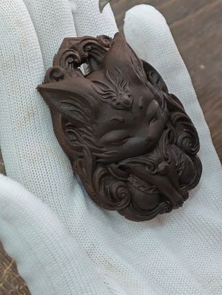 为你展示一块香牌的诞生。 从配料到打磨,全部手工完成。每一块都是独一无二的艺术品。 九尾狐造型精致,线条流畅,既是香牌,也是件不错的穿搭配饰。#纯手工雕刻 #文玩 #匠心工艺 #手工首饰 #雕刻工艺