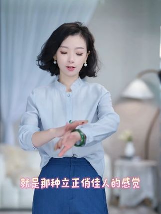 百搭衬衫 搭黑色西装裤是利落通勤风,配米色半身裙显温婉气质,甚至套在针织开衫里当内搭,木耳领的小细节也能打破单调,从办公室会议到周末咖啡馆,一件就能撑起不同场景的优雅。#品质女装 #好物分享 #女装 #高级感 #百搭