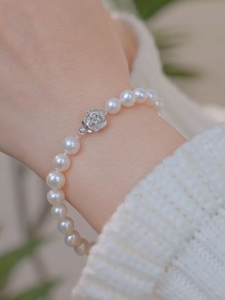 🌟新鲜感确实让人心动但爱和真诚更胜一筹~ #六福珠宝  #珠宝心动好物  #抖音商城超级品牌日  #七夕超有戏 #六福珠宝莹泽淡水珍珠手链