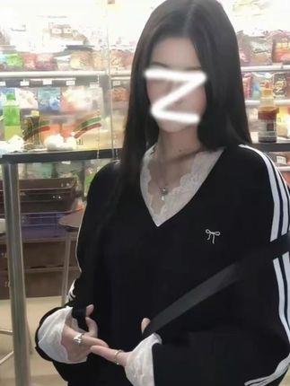 韩系简约秋季V领卫衣长袖女蕾丝刺绣拼接外套时尚设计感上衣#ootd穿搭 #今天穿什么 #夏季新款 #小众设计感 #通勤搭配