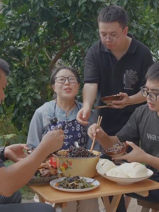 这是我们四川朝天椒豆豉,是朝天椒炒熟的,软糯鲜香,拌面夹馒头拌饭真的很好吃,还可以炒菜,太下饭了。#豆豉酱