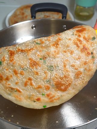 今天做了椒盐葱花饼,柔软又多层,每一口都带着葱香和椒盐香 #椒盐葱花饼 #葱花饼 #椒盐 #面食 #美食教程