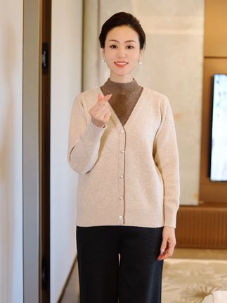 远在他乡的父母,换季了,一件白搭假两件针织衫代替我送去温暖!#妈妈装#中老年女装#百搭针织衫