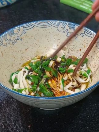 热气腾腾的葱油拌面,简单好吃 #葱油拌面