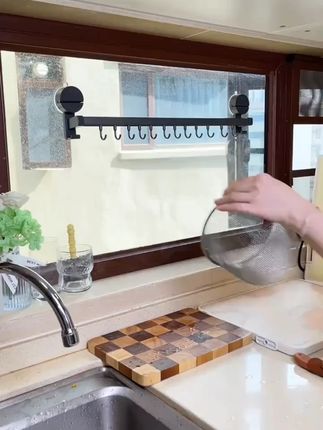 有了这个吸盘挂钩,厨房的小工具、铲子漏勺就连锅盖都能放上面收纳了#吸盘挂钩 #联排挂钩 #吸盘挂钩