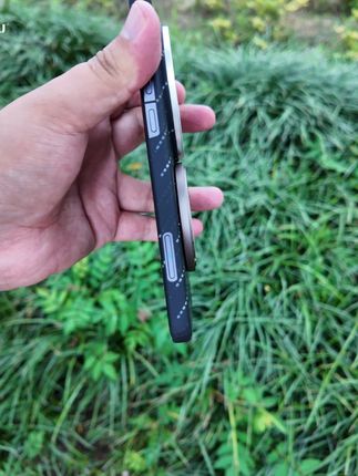 实拍vivoX200Ultra凯夫拉手机壳实拍展示 芳纶纤维材质,耐磨抗刮同时不沾指纹,合金镜头圈略高于镜头玻璃,防摔保护是拉满的,握持起来非常清爽,四角微凸有效保护屏幕,既轻薄也有安全感#vivo #X200Ultra #凯芙拉 #凯芙拉手机壳 #凯夫拉手机壳