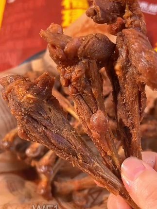 阿燕姐麻辣去皮鸭腿骨,追剧解馋超美味 阿燕姐鸭腿骨,麻辣卤味超解馋!# 鸭腿骨 #麻辣卤味 #休闲零食 #无限回购的宝藏单品