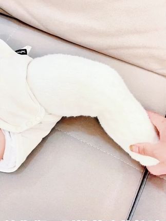冬天,一条暖绒护腿袜就能搞定宝宝换尿不湿的问题#宝宝袜子  #母婴好物  #加绒保暖  #过膝袜  #冬季必备