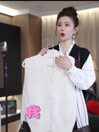 买一件也许穿上好看呢?这件219的羊毛背心也太能搭了! 100%棉羊毛针织背心重磅来袭!🔥 👉大V领设计+低夹圈剪裁,叠穿任何打底都毫无压力 👉200克加厚版本,三色可选,正码正拍 👉从中秋穿到隆冬,单穿叠穿都好看 👉219元良心价,不过百的性价比之王! 💫无论是蝙蝠袖、高领还是低领打底 💫一套就能出门,利落又有型 💫米色温柔,咖色复古,黑色经典 💫每个颜色都百搭到哭! 👇点击下方链接立即抢购 👇限时219元,错过真的要等明年! #羊毛背心 #叠穿神器 #秋冬穿搭 #百搭单品 #性价比好物
