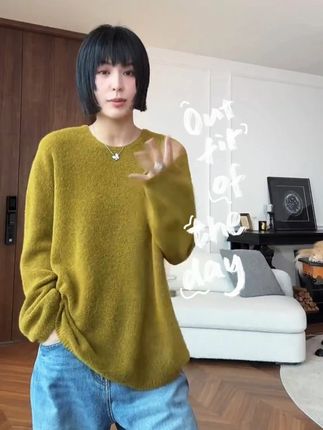 【芥末毛衣】,把暖调巧思织进弯刀袖轮廓里 圆领衬得颈线柔和,弯刀袖藏着灵动剪裁,芥末色泛着温软光泽。单穿显元气、叠穿添层次,像揣着份暖阳,日常搭裙裤都满是不刻意的俏润感#毛衣 #洋气减龄 #百搭上衣 #高级感穿搭 #谁穿谁好看