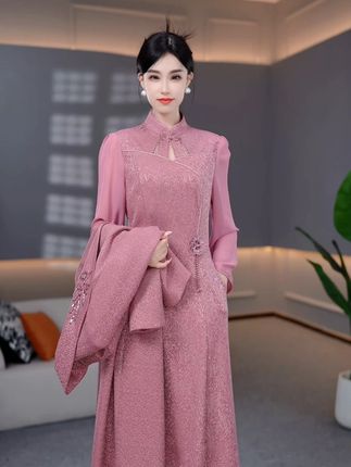 努力做个刚刚好的女人,心态刚刚好,气质刚刚好,身材刚刚好,生活也能刚刚好.#重工刺绣 #轻奢女装 #魅力女人