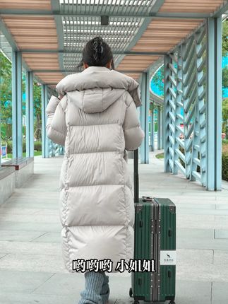 雅鹿718| 妈妈们看过来!带娃出门,你怕他着凉,谁怕你冷?这件超长款“妈妈铠甲”,防风防脏!让你和娃都暖暖和和。#雅鹿羽绒服 #明星代言 #长款羽绒服 #好穿又好搭 #高品质羽绒服