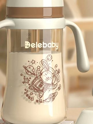 家人们!宝宝喝水选这款儿童水杯超省心~ 新款防摔PPSU材质超安全!吸管、鸭嘴、直饮三用,幼儿园宝宝学饮超合适~ 大容量设计不用频繁加水,防漏防呛超贴心。耐摔不易坏,宝宝拿握不打滑。材质安全无异味,高温消毒不变形。一杯多用从婴儿用到幼儿园,性价比超高~ 实用不踩雷,赶紧给娃备上!喝水更主动啦~#儿童水杯 #新款防摔PPSU材质 #宝宝学饮 #大容量设计