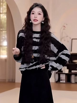 初秋穿搭撞色条纹针织衫女2025新款秋季宽松慵懒风高级感针织 #女神范 #穿搭不重样 #气质女神穿 #针织上衣 #潮流