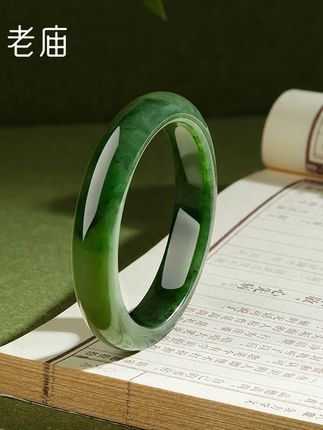 老庙和田玉手镯女款碧玉平安玉镯子 💚超美的和田玉手镯来啦~✨色泽浓郁又清新,质地温润细腻,戴在手腕上超显气质~🥰仿佛把一抹自然的绿意和古典的优雅都戴在了身上,真的太爱啦~💖💖💖 #和田玉手镯 #碧玉手镯 #平安玉镯 #和田碧玉手镯 #老庙手镯