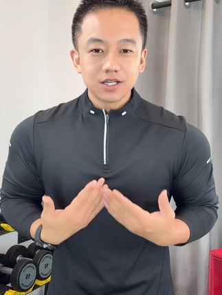 别再买又厚又闷的运动衣了! 这件半拉链速干衣轻薄又保暖,内里超细绒暖得刚好,高弹面料运动超丝滑。立体裁剪显腿长,反光标夜跑超亮眼。#秋季必备 #百搭单品 #运动穿搭 #健身穿搭 #跑步必备