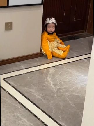 小孩哥第一次在家里任我行,终于可以为我们做家务了 以后家里的地就交给他了 #宝宝爬行记录 #人类幼崽 #母婴好物 #爬行服