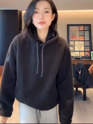 非常减龄,自带少年感的一件连帽卫衣,基础版型非常百搭,实用性很强【Rumi时装】暖冬 时尚休闲保暖宽松百搭加厚连帽卫衣#今天穿什么 #时髦精 #小众设计感 #酷女孩穿搭 #跟电子闺蜜晒红人秋日穿搭