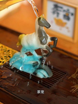 为什么茶桌上放一个会变色的白马茶宠能让喝茶的体验感倍增? 为什么茶桌上放一个会变色的白马茶宠能让喝茶的体验感倍增?因为古话讲得好,马到成功,象征着吉祥如意,特别适合在茶室这样与主人长期相伴的空间。喝茶时用热茶汤轻轻浇淋,它就会由朴实变得晶莹剔透,宛如宝玉般闪耀。白马扬起前蹄,威风凛凛,每一次变色都带来治愈感。摆在茶台不仅提升喝茶氛围,作为礼物送给长辈或领导更是寓意深远。